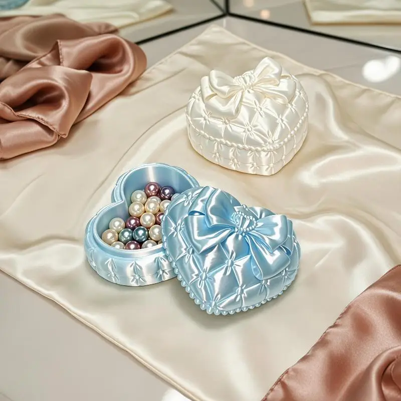 1 Stück Mini-Schmuckbox in Herzform aus Seide mit Schleife, tragbarer Aufbewahrungskoffer für Schmuck auf Reisen und Geschäftsreisen. – Detail 1