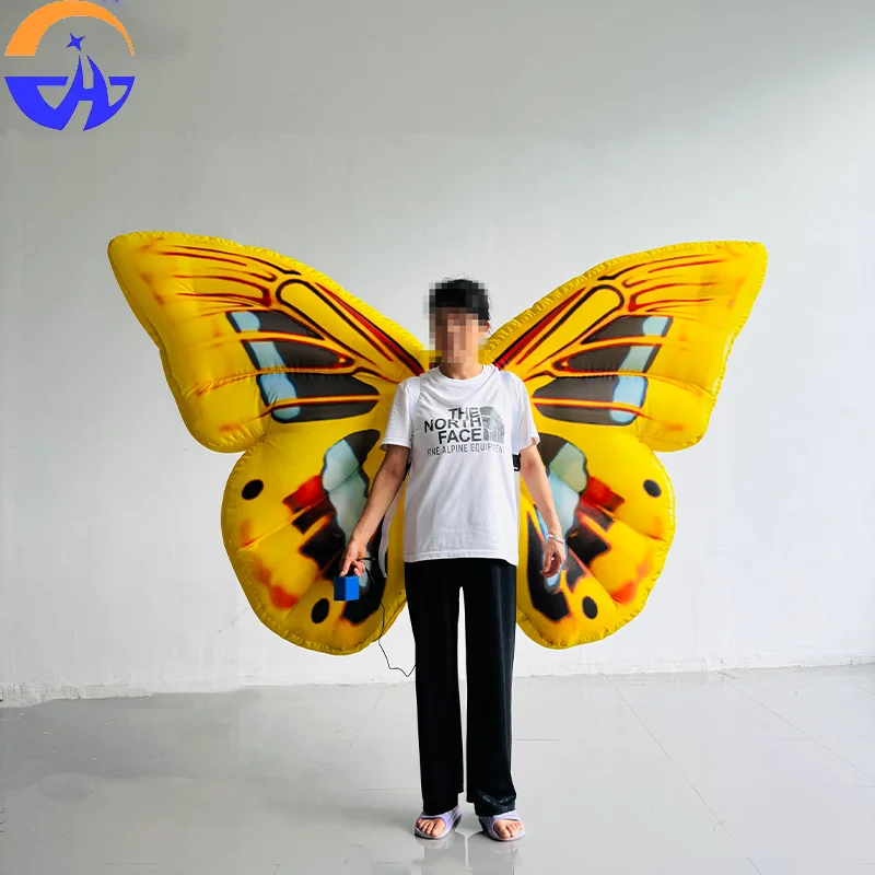 Alas de mariposa inflables, imitando el tema de insectos reales, con personas que llevan mariposas en la parte trasera, son decorativas.