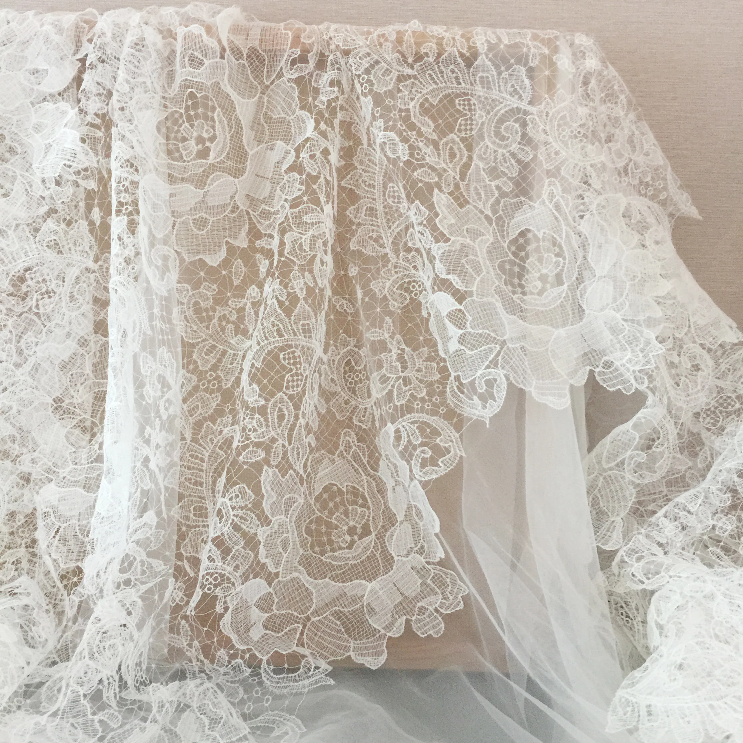 1 Yard Elfenbein Exquisite Alençon-Spitze Stoff mit Häkeln Muster Floral Emrboidery Stoff für Hochzeit Kleid, Spitze Caps – Detail 1