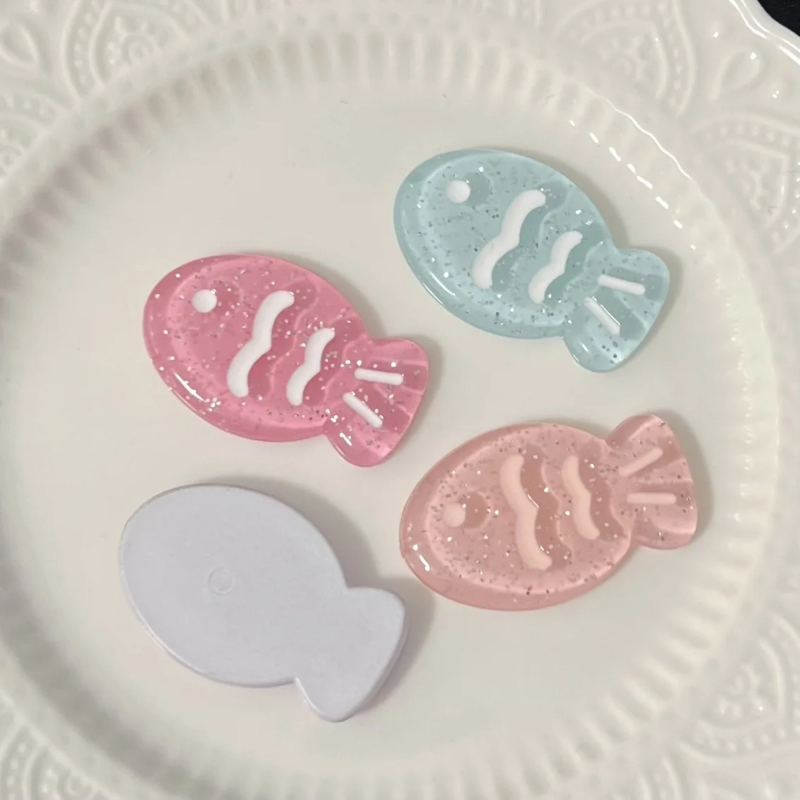 Mininstants-Cabochons en acrylique à dos plat pour la fabrication de bijoux, série de poissons colorés de dessin animé, matériaux d'artisanat de bricolage, breloques, 2 pièces