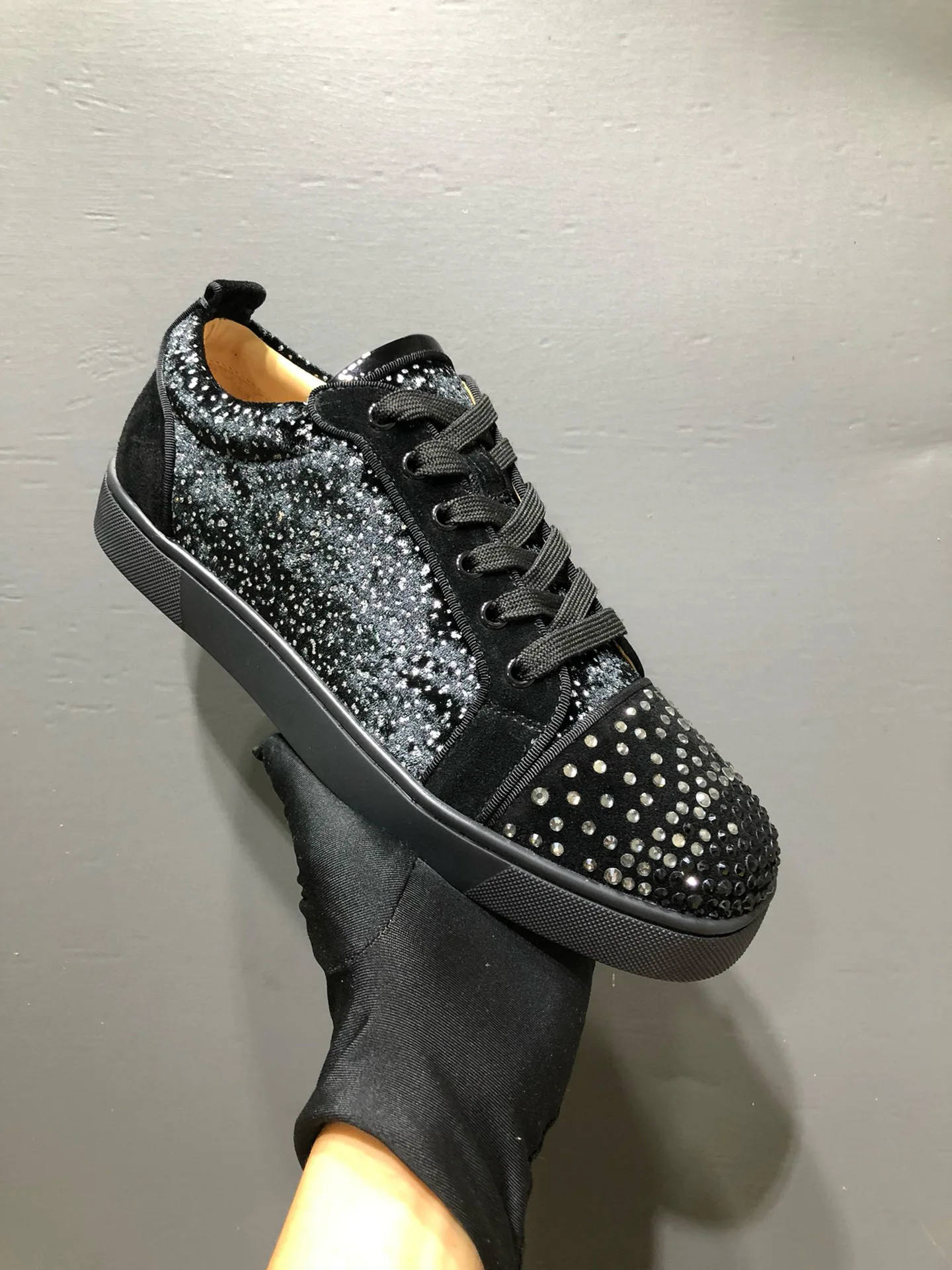 

Роскошные мужские туфли размера плюс 48, низкие черные бархатные кроссовки, туфли на красной подошве, повседневная обувь с заклепками и бриллиантами, качественная обувь на заказ