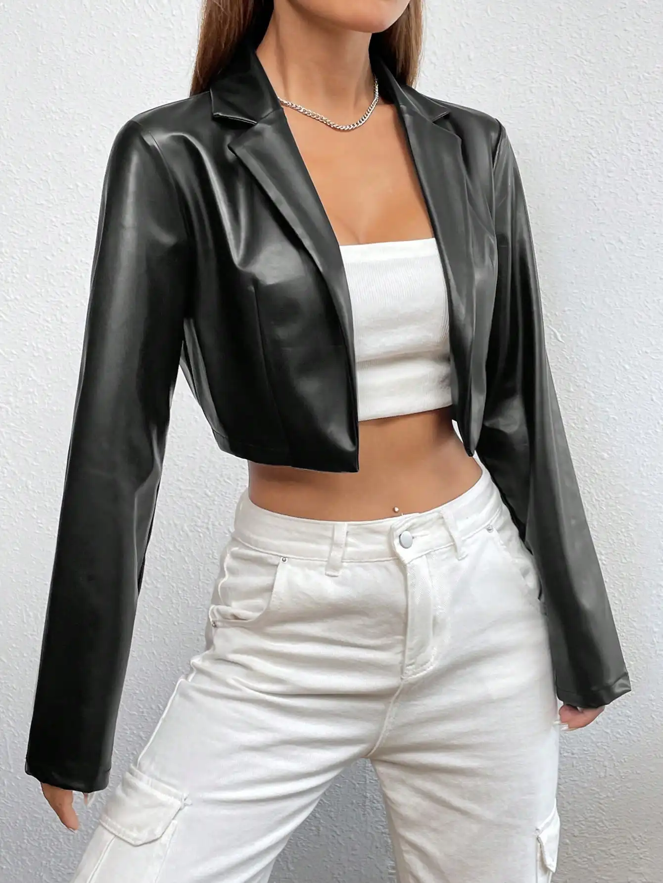 

Женская черная укороченная мотоциклетная куртка из искусственной кожи с воротником с лацканами, короткая посадка для уличной и повседневной одежды