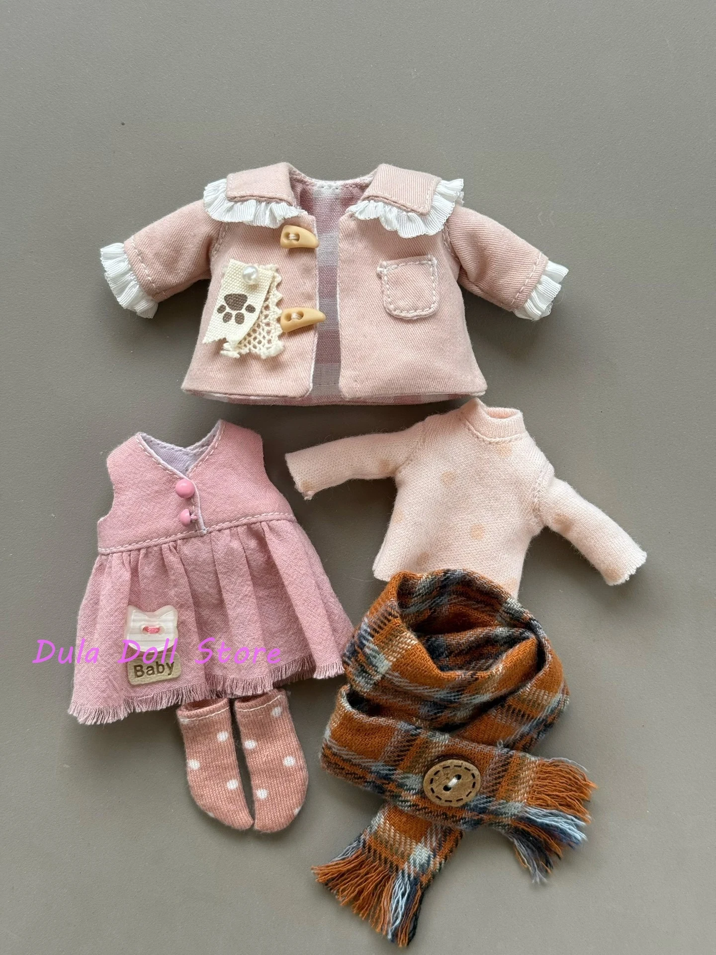 

Новинка 2026: Нарядное платье-пальто Dula в кофейно-розовых тонах для кукол Ob11 GSC – зимний комплект одежды и аксессуаров