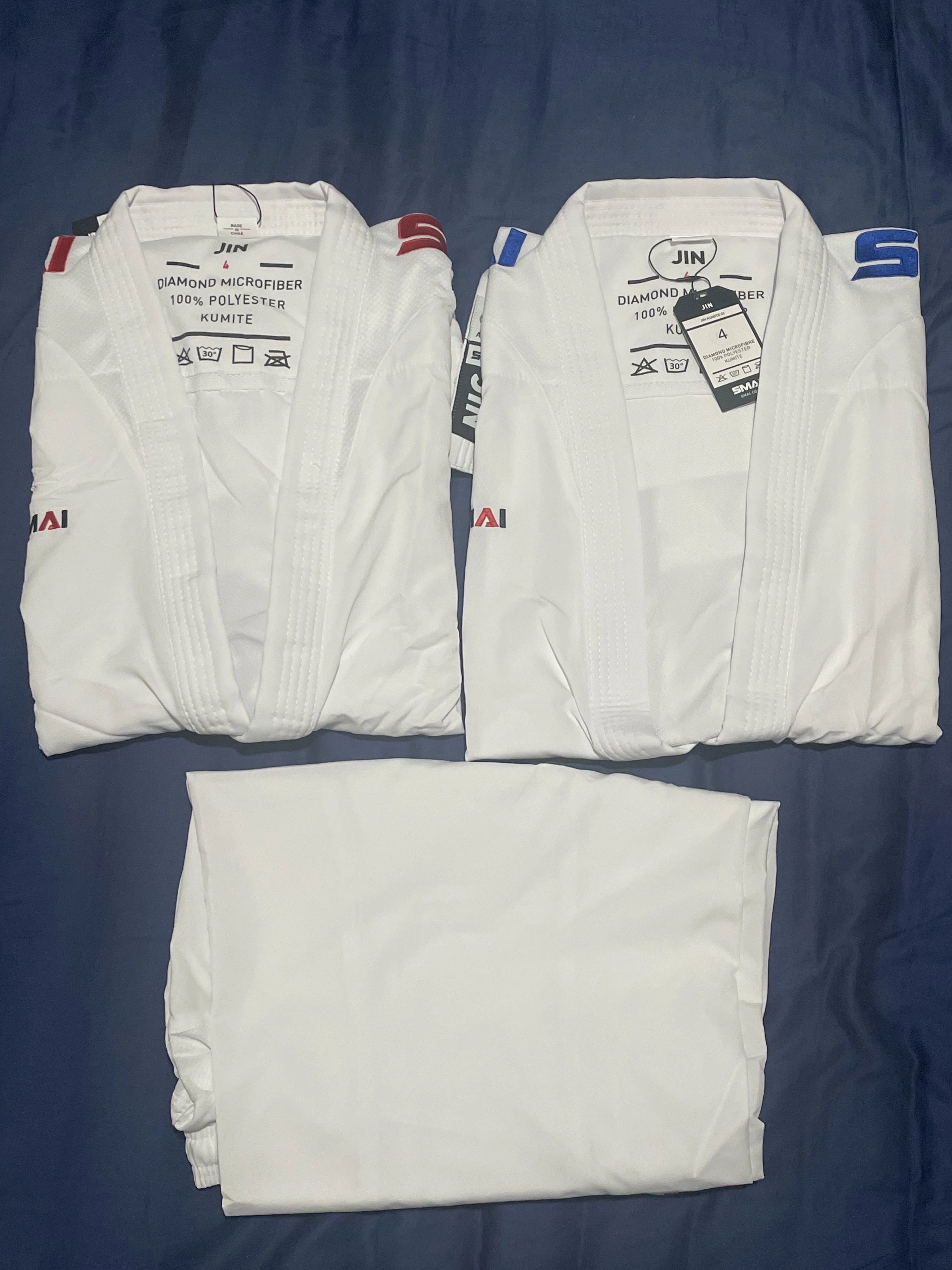 Unisex logotipo vermelho karate uniformes, vermelho, azul, branco ombro bordado, WKF, Smai, Smaite, WKF, oficial