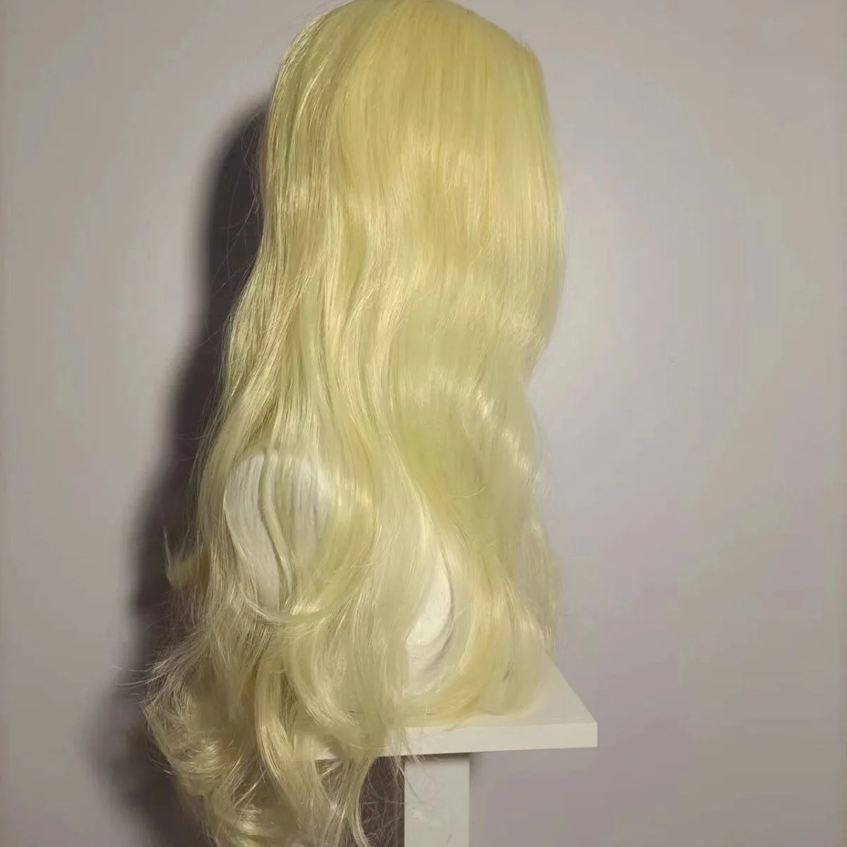 أزياء روز شعر مستعار تأثيري | تجعيد الشعر الأشقر الاصطناعية المقاومة للحرارة مع الانفجارات المركزية المقطوعة #3