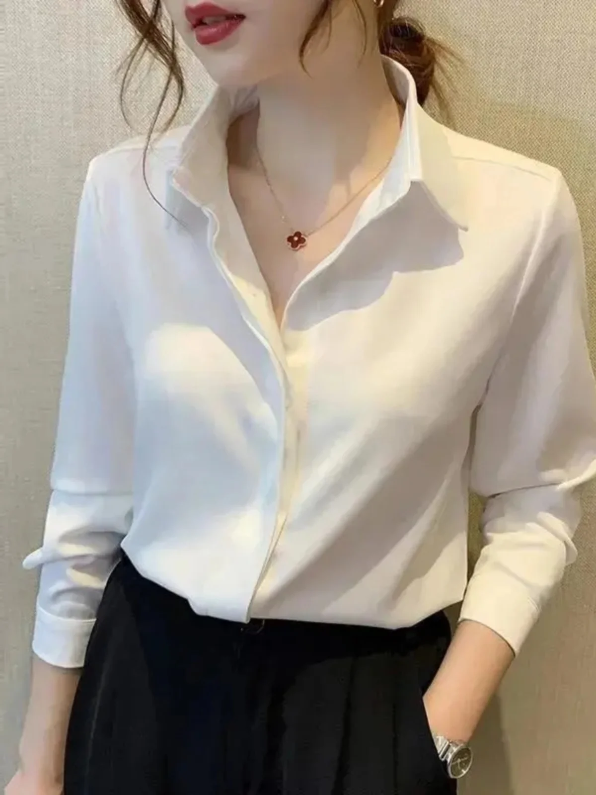 

Женская деловая рубашка 2025: Новинка, длинный рукав, белая, повседневная, свободного кроя, в корейском стиле, однотонная, на пуговицах