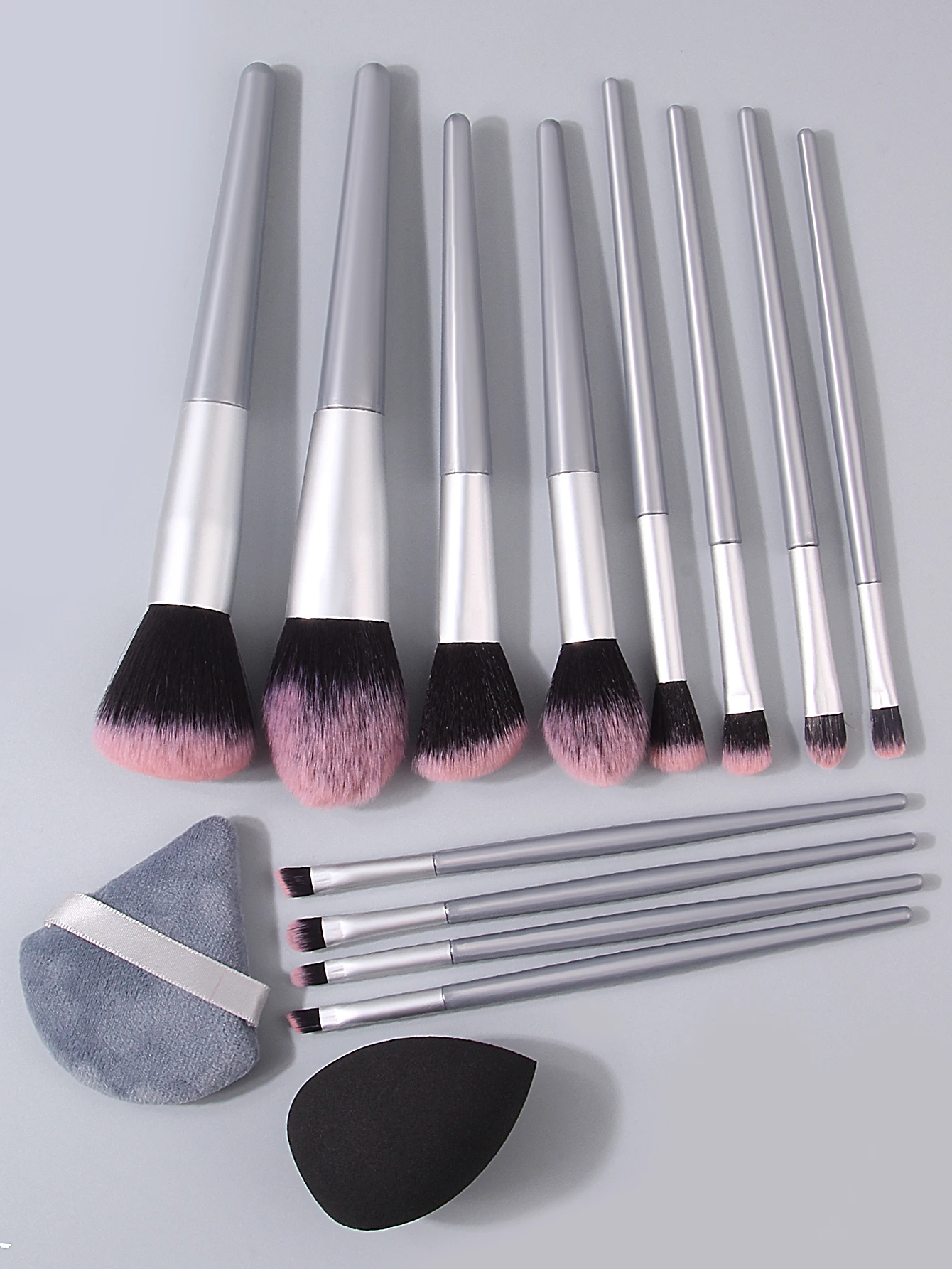 12개의 부드러운 모의 메이크업 브러쉬 세트는 뷰티 에그와 삼각형 파우더 퍼프와 짝을 이루며 초보자에게 매우 유용합니다.