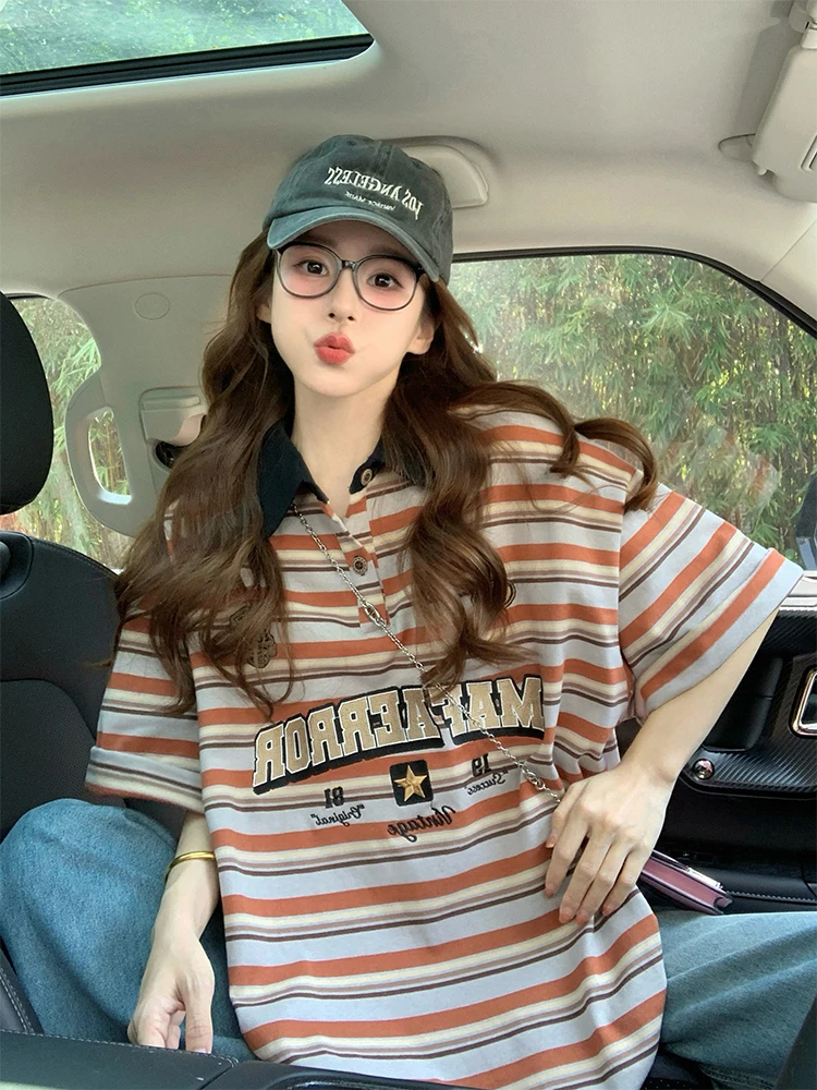 เสื้อยืดลายทางสไตล์อเมริกันย้อนยุค ดีไซน์หลวมๆ สำหรับผู้หญิง เสื้อทรงสเวตเชิ้ตสำหรับฤดูร้อน สไตล์วิทยาลัย เวอร์ชั่นเกาหลี ผ้าคอตตอนผสม