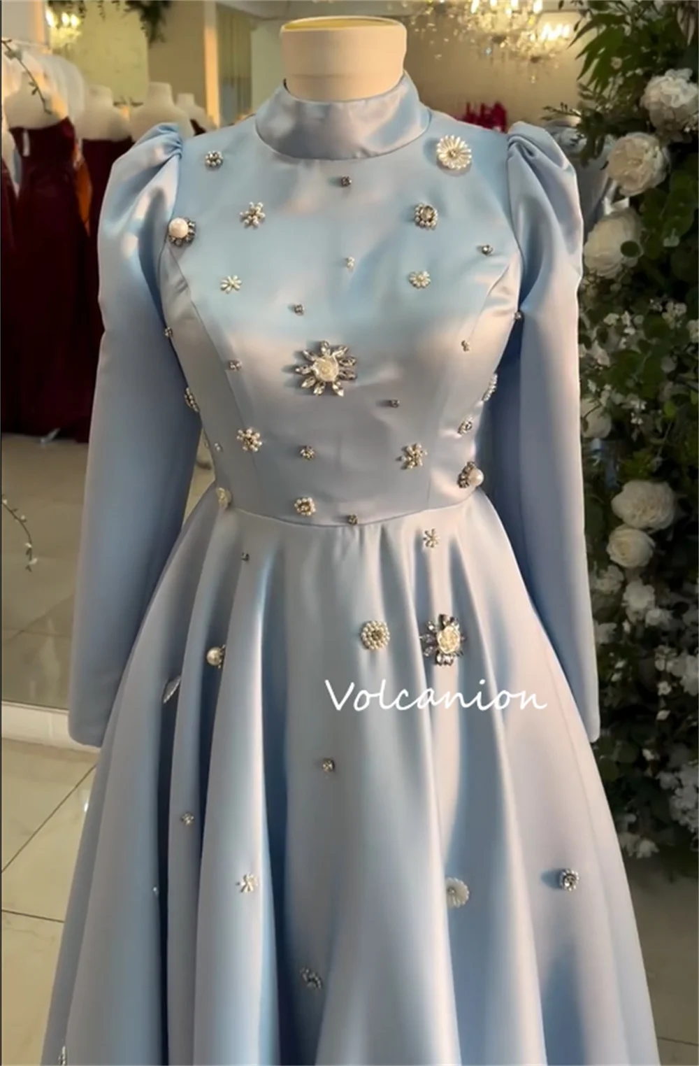 فساتين متوسطة الطول ذات ياقة عالية مطرزة من Charmeuse مخصصة حسب الطلب مناسبة للحفلات الرائعة