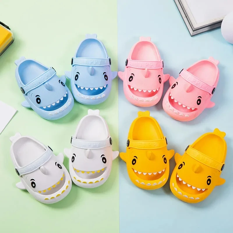 Zapatillas de tiburón para niños y niñas, sandalias de playa de dibujos animados, chanclas para el hogar, novedad de verano