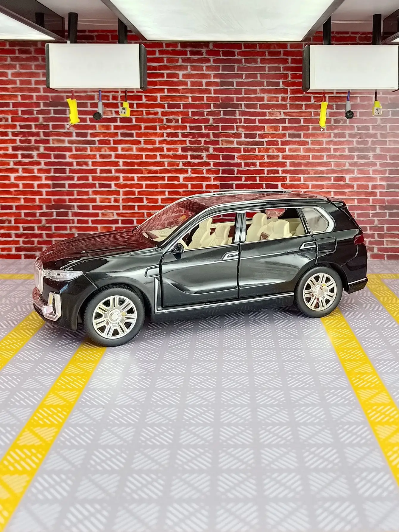 

1/24 X7 alloy off-road vehicle model car ornaments collection doors and hood trunk can open children's toys.