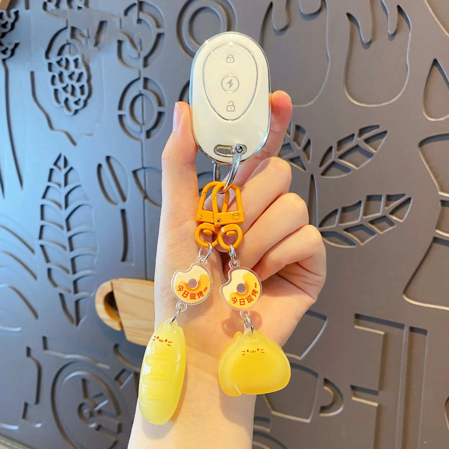 Ultraviolet Color Change Bakery House Keychain Cartoon UV Reactive Keyring Friends Charm Bags Cars Key Chains Pendant Gifts