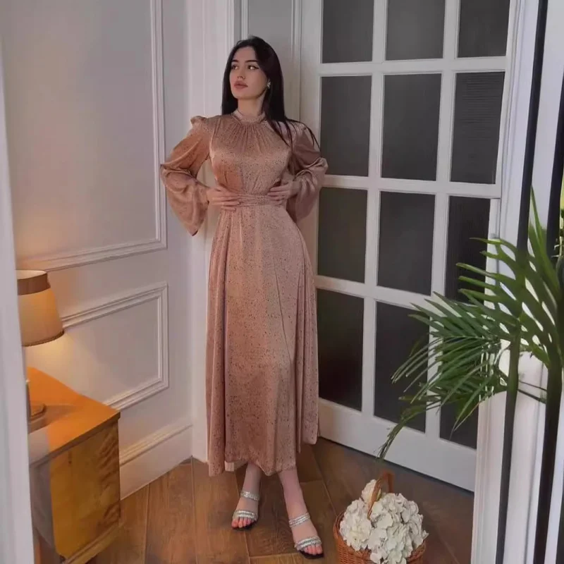 เดรสยาวพิมพ์ลายผ้าซาตินผูกเชือกสไตล์หวานละมุน ปี 2025