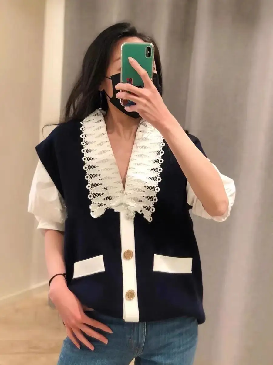 Knitted vest with fashionable contrasting color embellishments, V-neck buckle, sleeveless, loose and slimming top, S family, 24