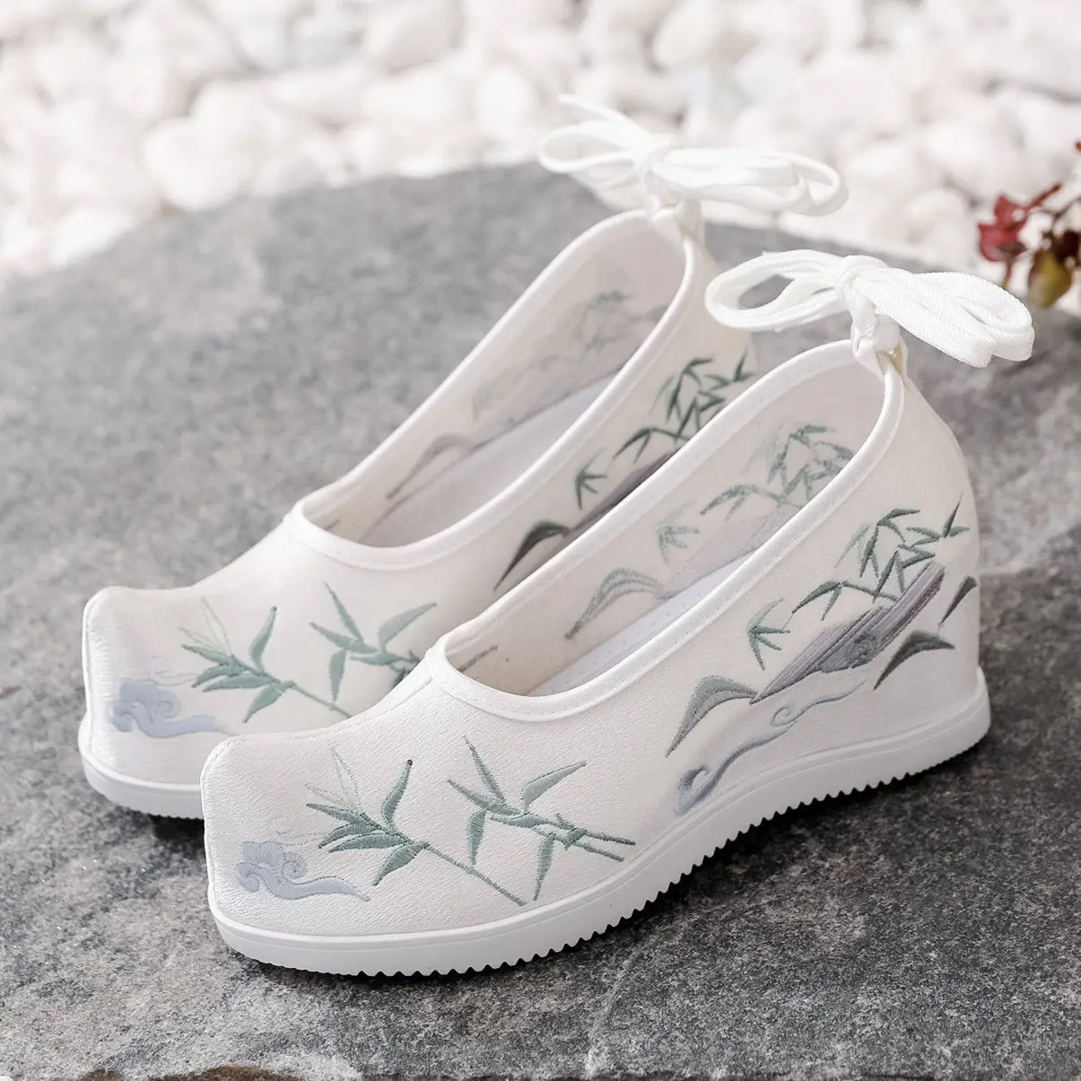 

2024 Chinese traditional embroidered shoes for women ethnic style shoes women's pure white hanfu shoes heighten lace up shoes