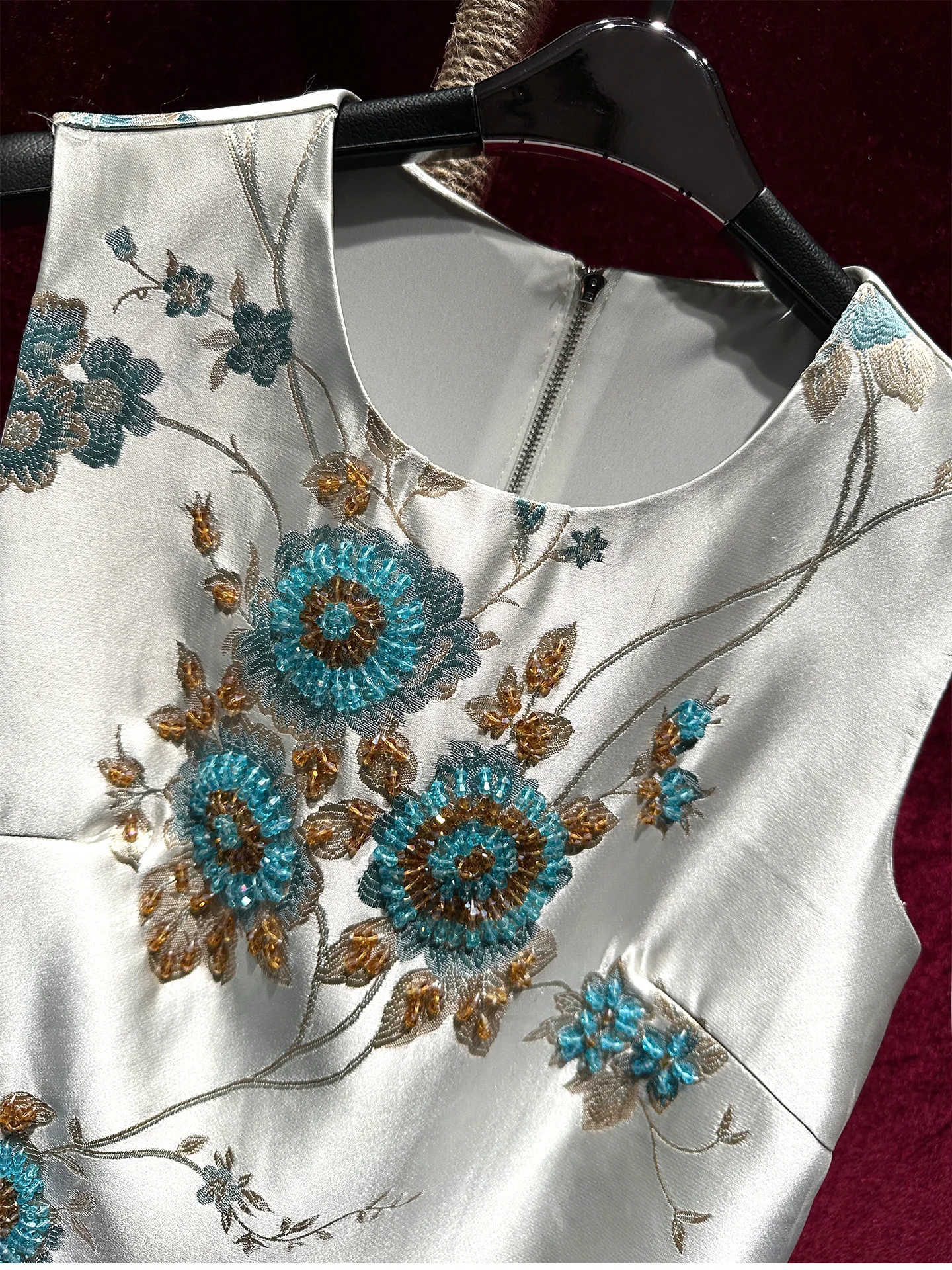 

Elegant Lady Banquet Dress 2025 New High Quality Jacquard Fabric Sleeveless O-neck Beads Diamonds Luxury Loose Waist Mini Dress