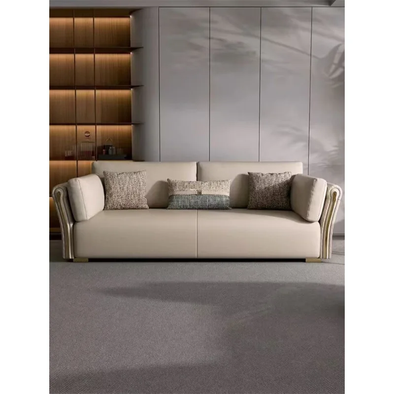 Sofá de cuero para varias personas.