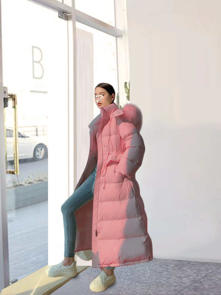 เสื้อโค้ทขนเป็ดสีชมพูแบบมีฮู้ดคลุมเข่าสำหรับผู้หญิง แฟชั่นใหม่ คอปกขนเฟอร์ขนาดใหญ่ สำหรับฤดูหนาว ทรงเข้ารูปช่วงเอว