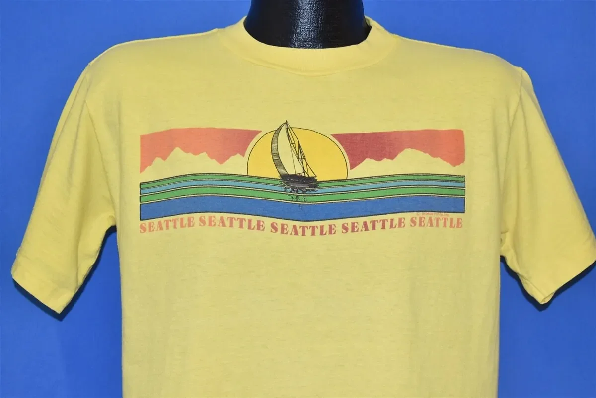 80er Jahre Seattle Segelboot Sonnenuntergang Berge Regenbogen T-Shirt Groß