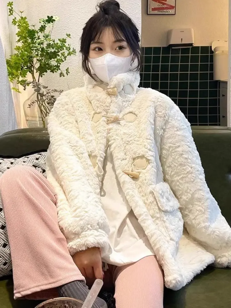 เสื้อโค้ทขนแกะนุ่มสำหรับผู้หญิง สีขาว สไตล์ลำลอง สำหรับฤดูหนาว ติดกระดุม ผ้าฝ้ายอุ่น ทรงหลวม สไตล์หวาน เรียบง่าย
