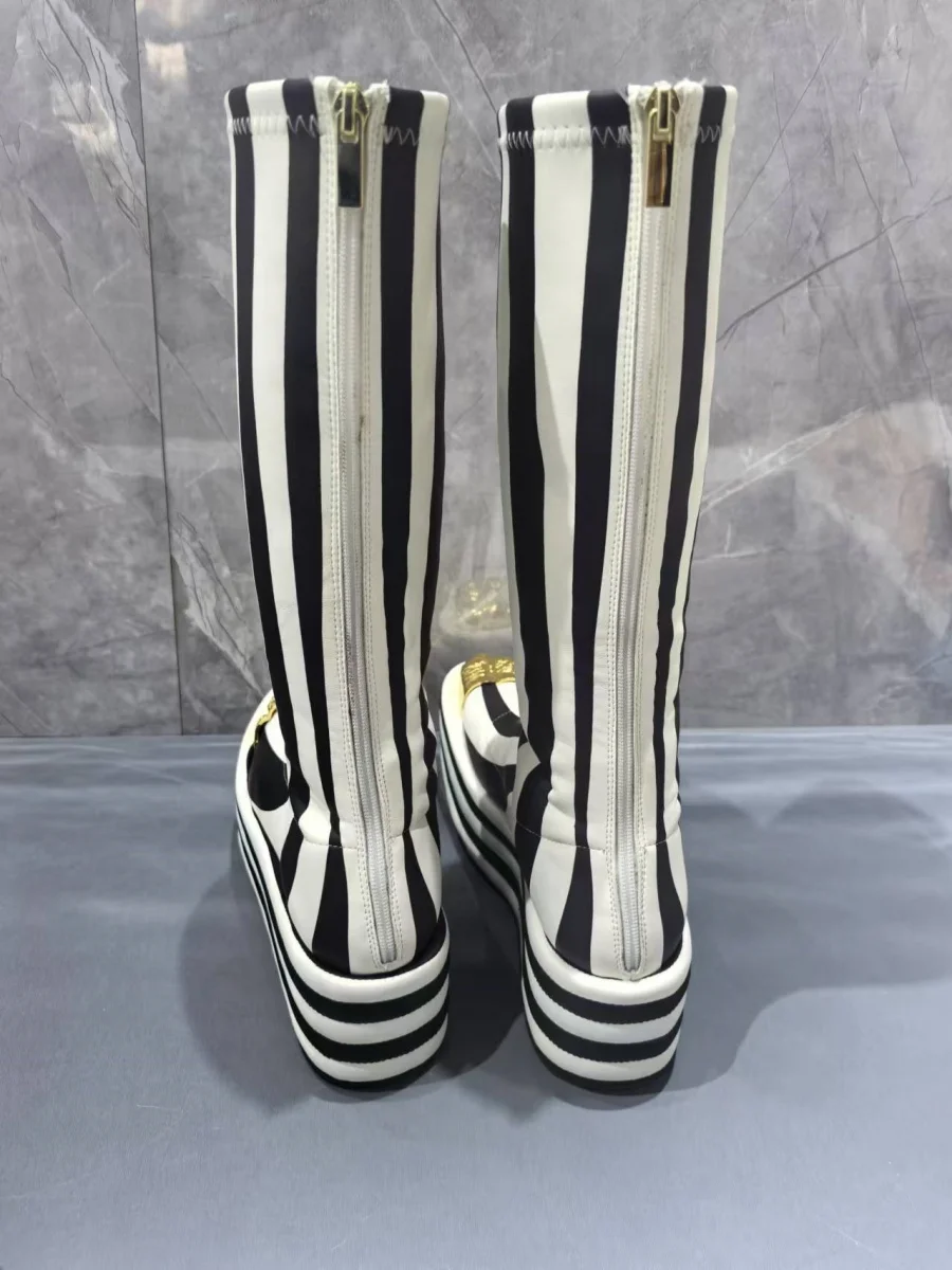 Sepatu Boots Metalik Bergaris Hitam Putih, Model Stretch, Lima Jari, Ritsleting Belakang, Platform Tinggi, Model Catwalk Seksi untuk Wanita