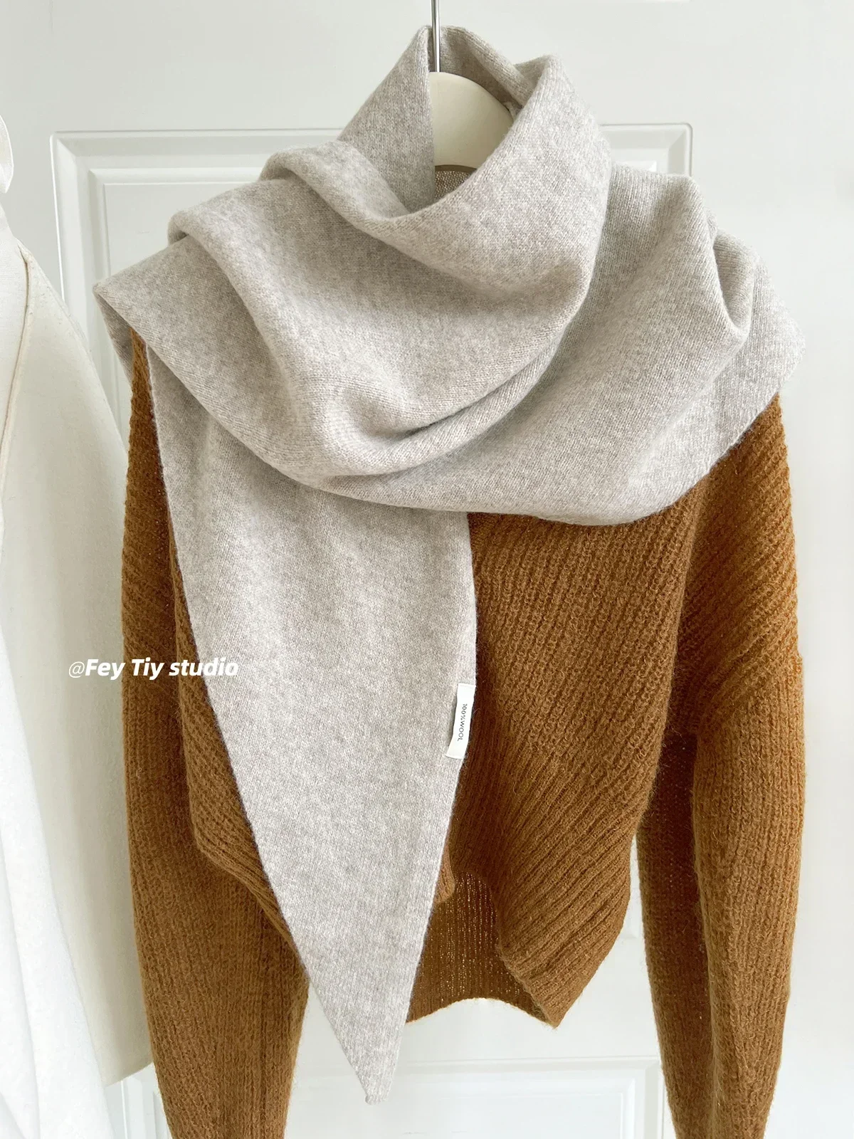 

Korean Style Wool Triangle Scarf, Soft & Cozy Winter Wrap for Women, Oversized Plaid Shawl for Fall & Winter Fashion