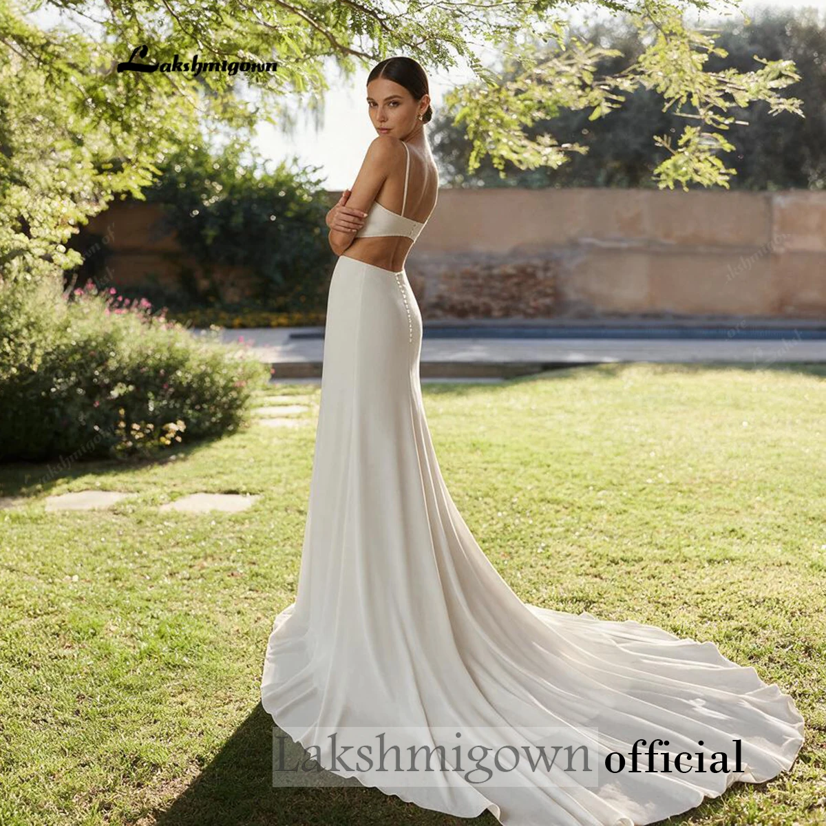 Minimalistisches Brautkleid aus Satin mit hohem Halsausschnitt, ausgeschnittenem Taillenbereich, Meerjungfrauen-Schnitt, abnehmbarem Chiffon-Umhang, offenem Rücken, Strandbrautkleid – Detail 9