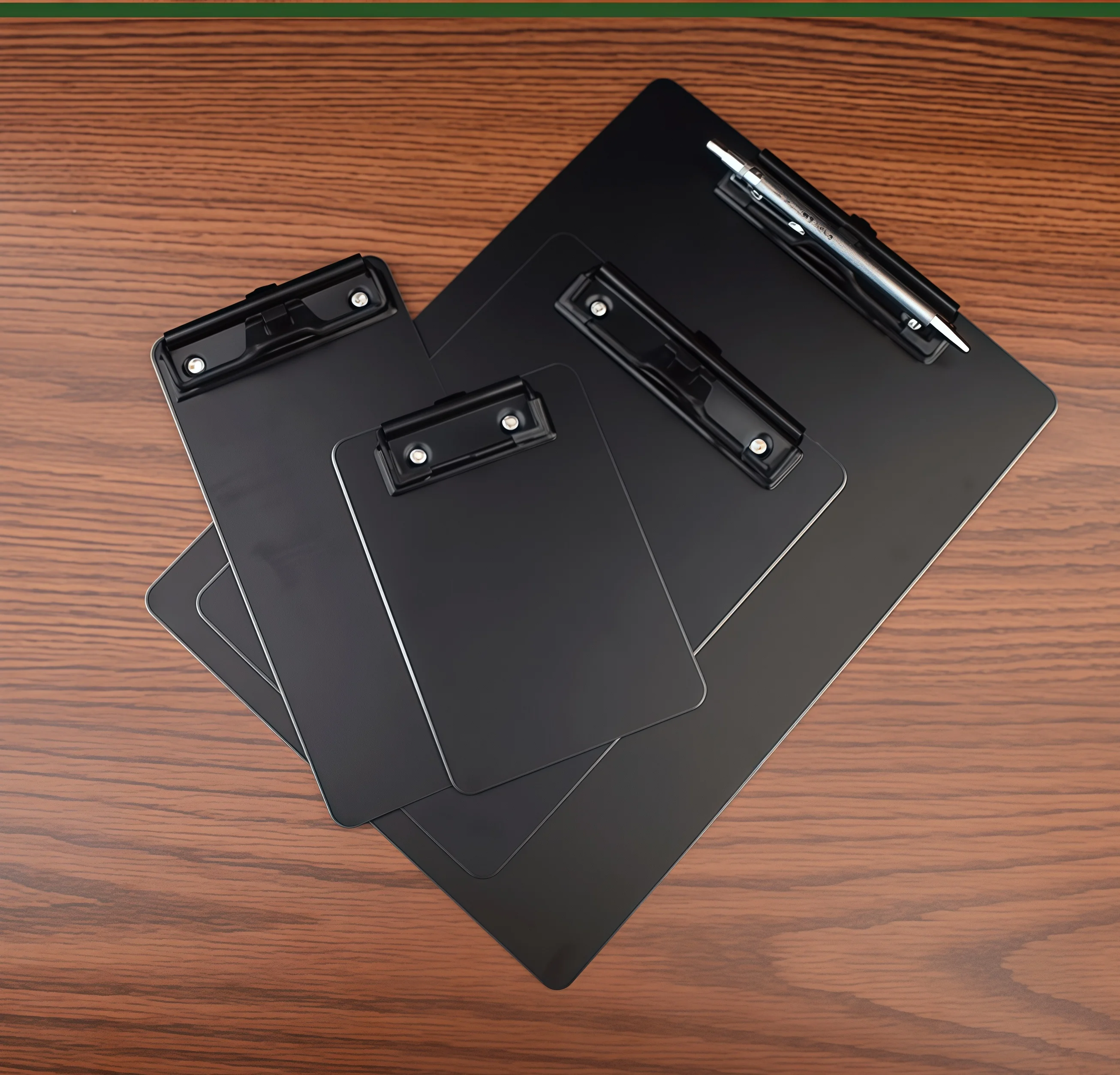 Carpeta de aleación de aluminio negra, disponible en tamaños A4, A5, y A6, con tablero de escritura engrosado y clip para documentos.