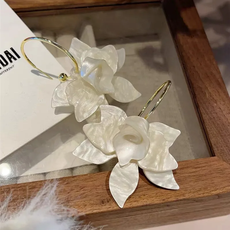 2025 Neue trendige weiße Harz-Blumen-Creolen für Damen, modisch, Metall, C-Form, Statement-Ohrringe, Schmuckzubehör, Afrikaans