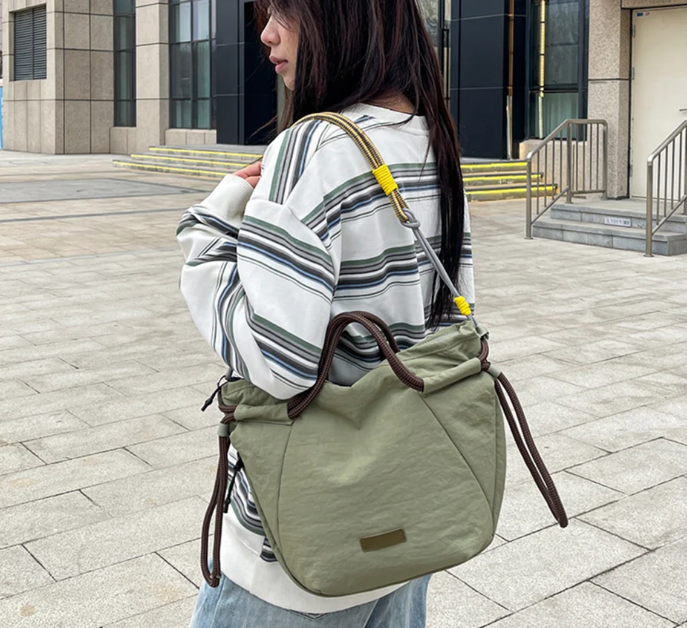 

Женская сумка из нейлона 2026: Новая модная роскошная корейская элегантная офисная сумка-тоут большой вместимости на плечо.