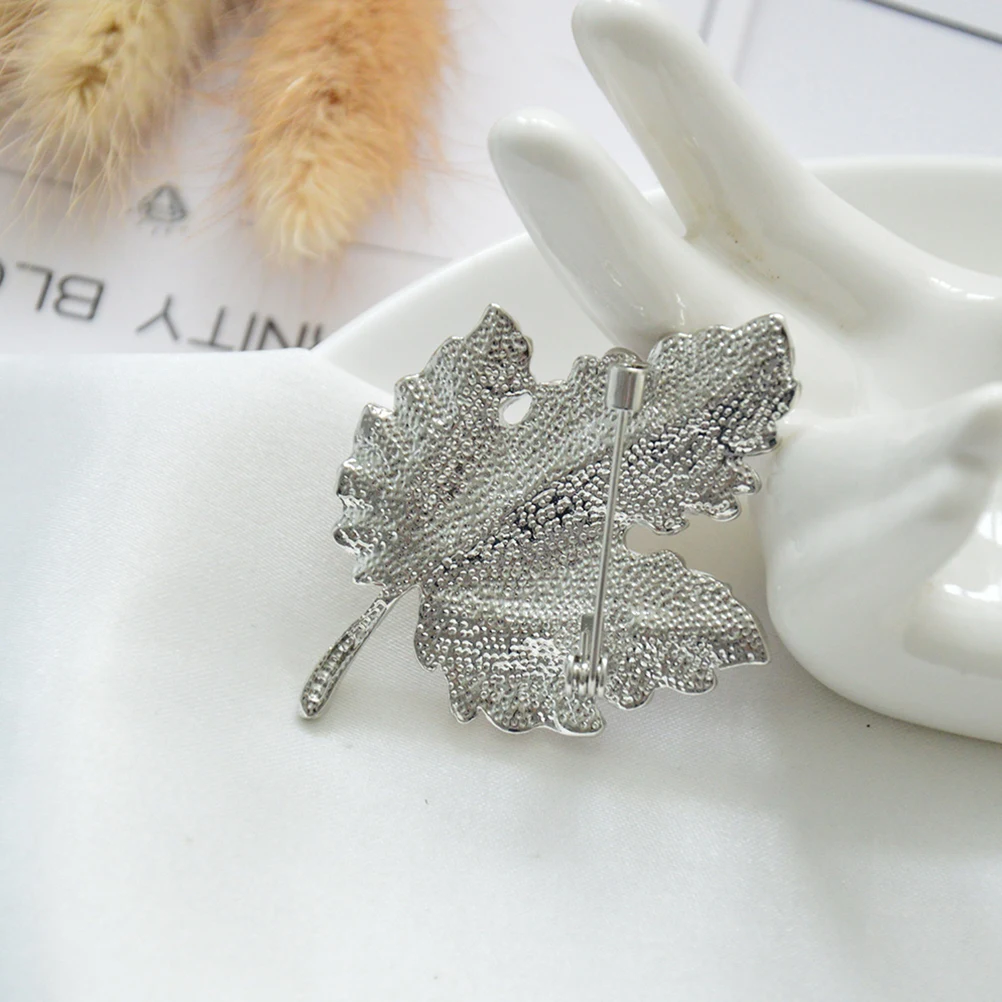 

Colorful Flower Lapel Pin Delicate Alloy Enamel Brooches Maple Leaf Brooches for Personal Party(Red)
