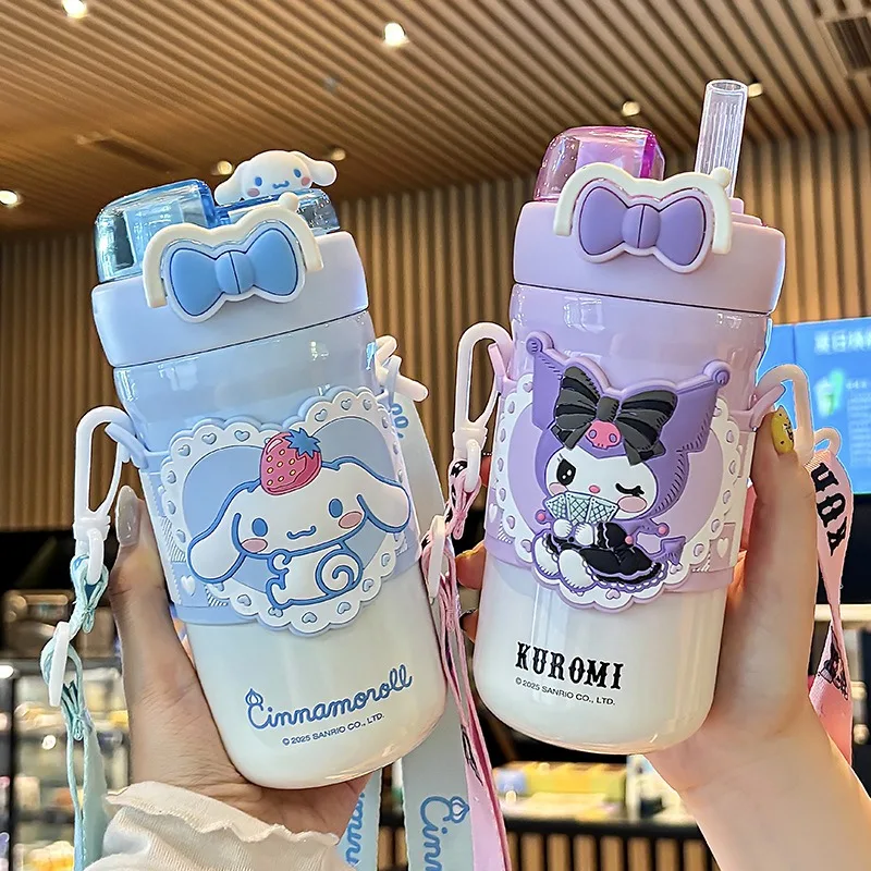 Uroczy Kubek Termiczny dla Dzieci z Motywem Sanrio Family Series, z Kokardą w Kształcie Motyla, z Podwójnymi Ściankami, Regulowanym Paskiem i Sznurkiem do Picia.