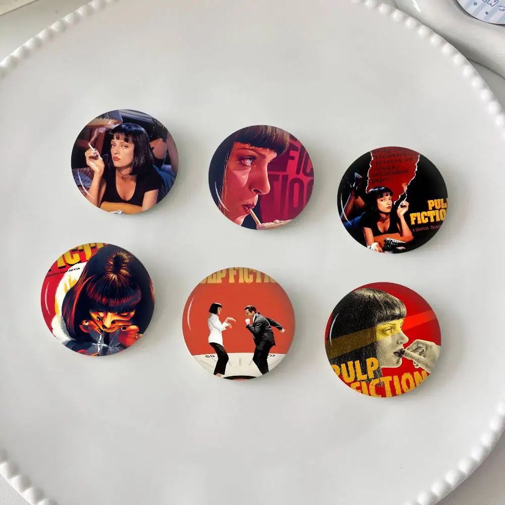 Klassisches Filmplakat Pulp Fiction Kraftpapier Vintage Anime Broschen Niedliches Cartoon Abzeichen Jacke Jeans Anstecknadel Geschenkzubehör