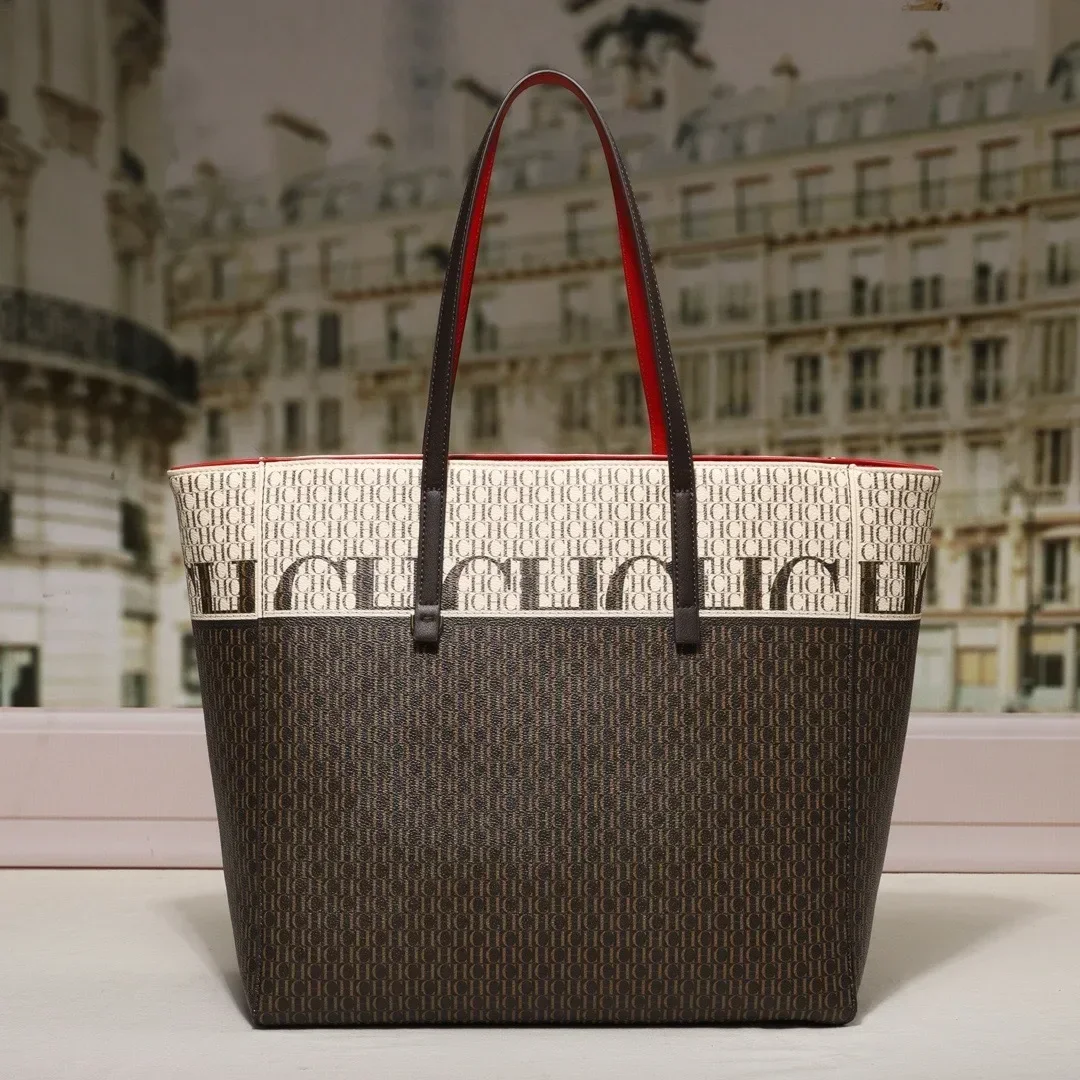 

Шикарная женская сумка-мессенджер из прочной кожи: с застежкой-молнией люксового бренда и регулируемым ремнем через плечо и через плечо.