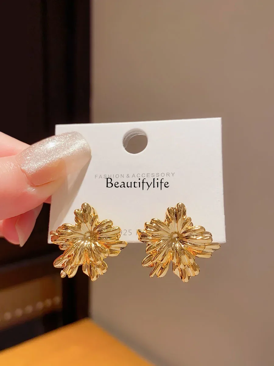 

Retro 18K gold metal flower earrings women's cold wind temperament niche earrings