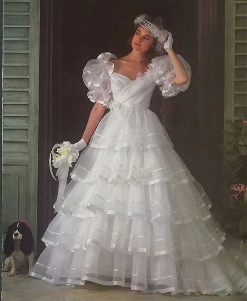

Tiers Organza Wedding Dress With Short Puff Sleeves Floor Length Ivory Long Vintage Princess Bridal Gowns Customized