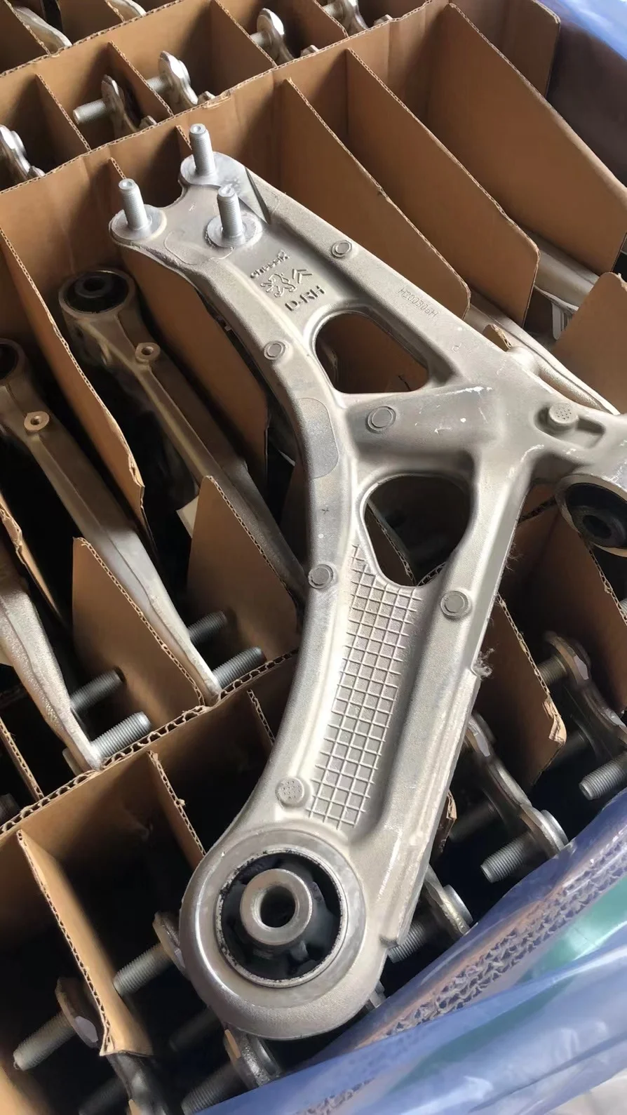 Aluminum or Metal Triangular Arm 9800118980 9800118880 9816865480 9816865580 for Peu geot 308S 308 408 3008 P84