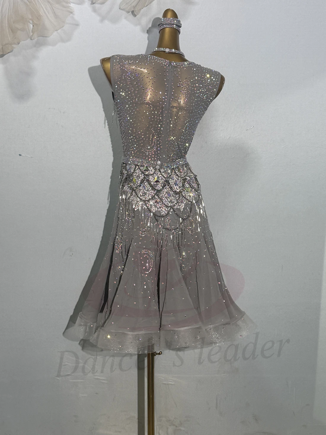 ชุดเต้นรำละตินประดับเพชรสำหรับผู้หญิง ผู้ใหญ่ และเด็ก งานสั่งตัดระดับไฮเอนด์ ประดับลูกปัดเงินทรงหลอด ชุดแสดงแซมบ้า