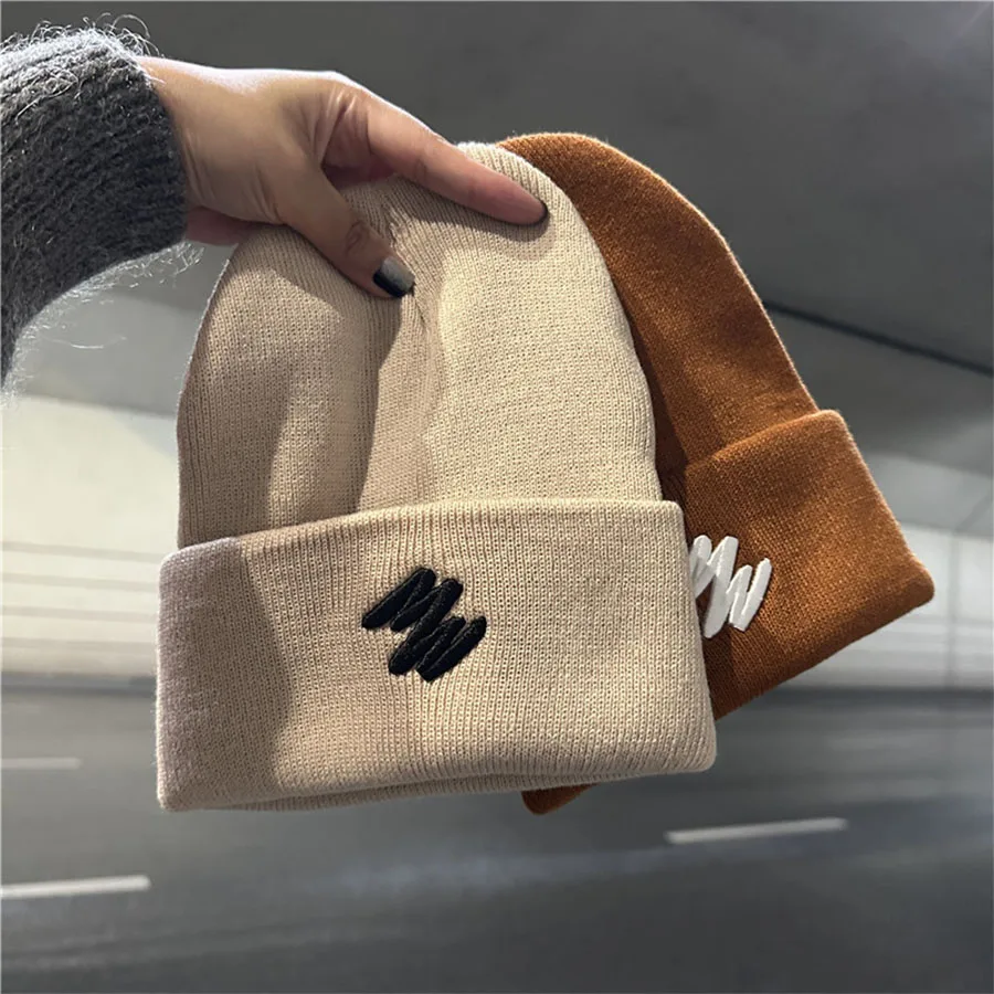 

Letters solid color simple everything looks good autumn and winter warm knit hat suitable for going out to wear a beanie