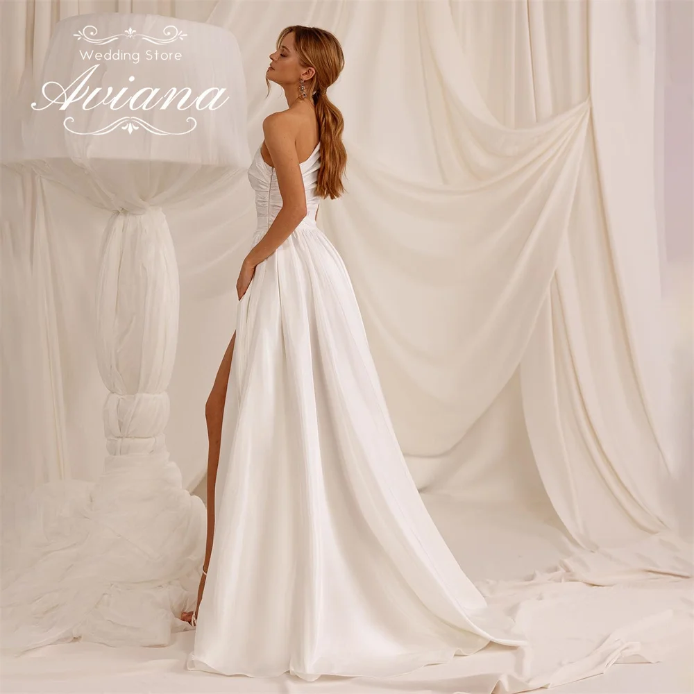 فستان زفاف Aviana بكتف واحد على شكل حرف A مخصص بفتحة جانبية عالية سويب تراين بدون أكمام بطول الأرض وكشكشة تصميم بسيط