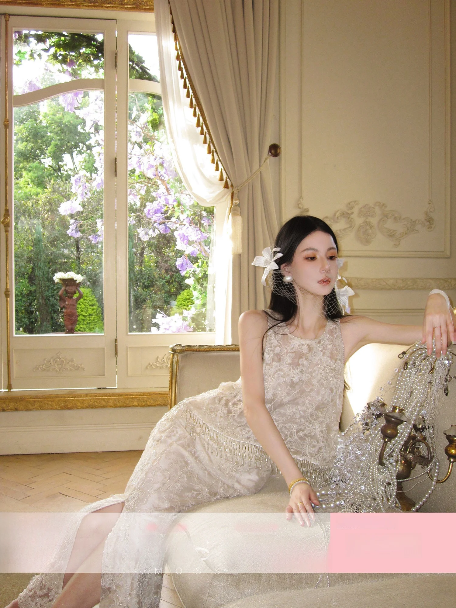 

Новый китайский комплект: топ с тяжелой вышивкой и кружевными бахромами, юбка, легкий жилет. Модный летний женский наряд.