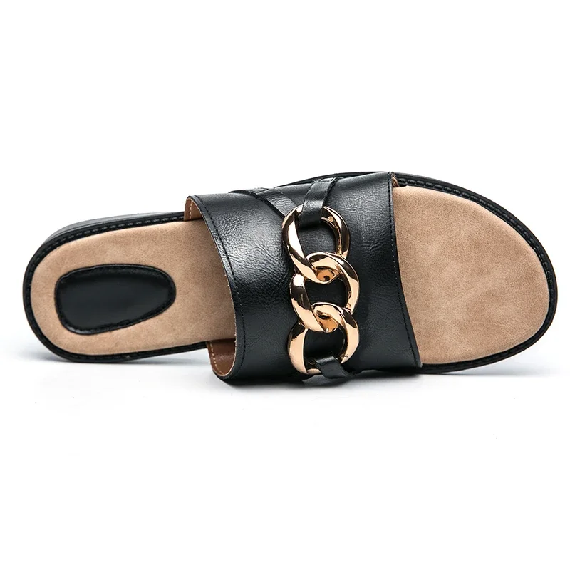 Sandalias de piel sintética para hombre, zapatos informales de tacón plano de Metal con remaches y Punta abierta, a la moda, uso diario en Playa y piscina