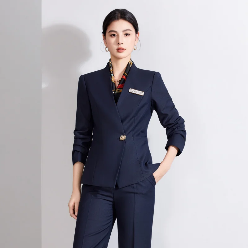 

Элегантный женский костюм премиум-класса для руководителей отелей, приталенного кроя, подходит для деловых встреч и официальных мероприятий, профессиональный стиль.