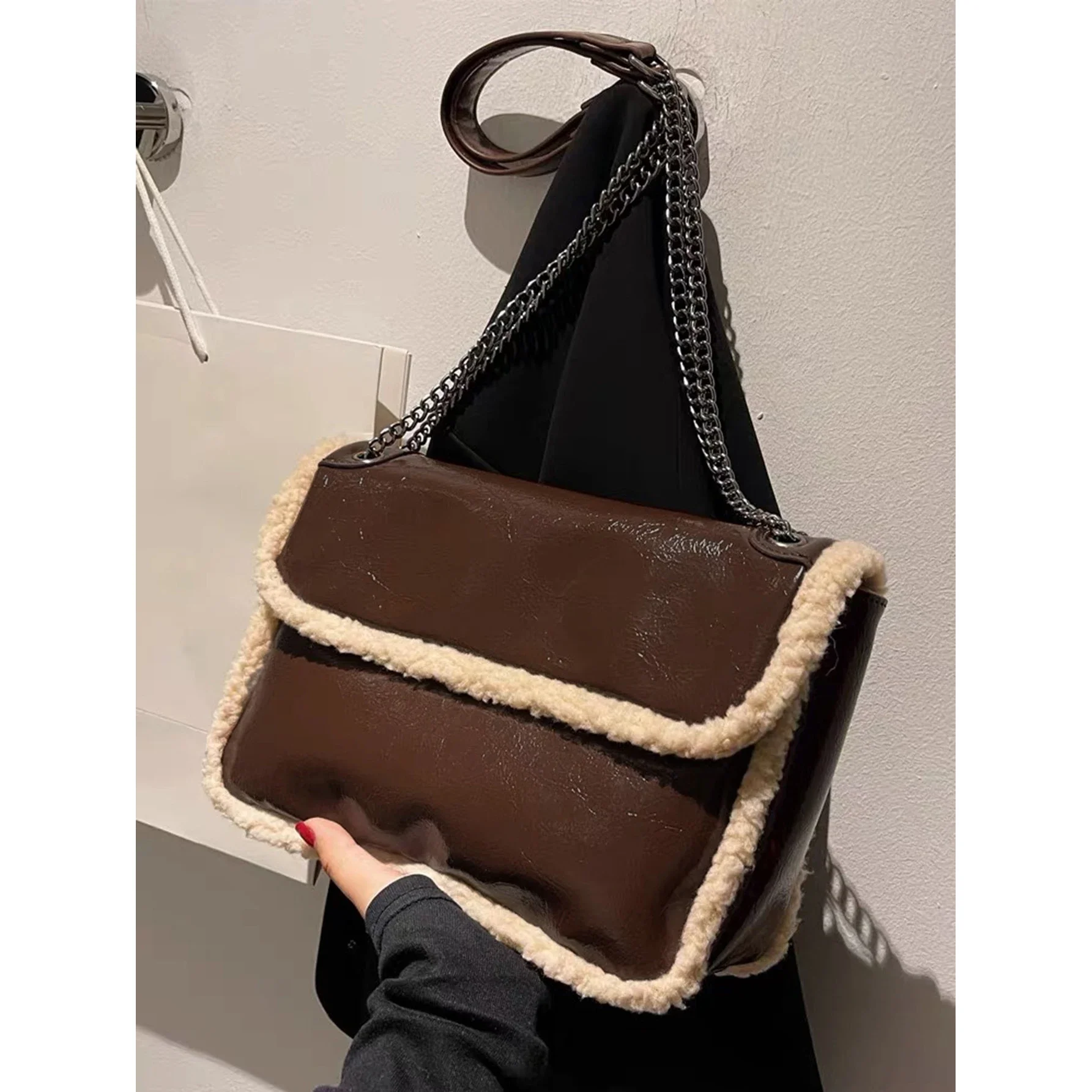 Sac à Main en Cuir Verni et Fourrure d'Agneau pour Femme, Sacoche à Bandoulière avec Chaîne et Texture, Style Décontracté, Nouvelle Mode