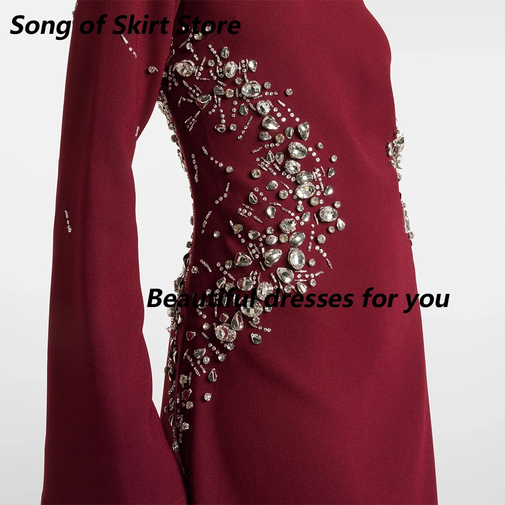 فستان سهرة عنابي مخصص بأكمام طويلة ورقبة عالية مطرز بالكريستال السعودي فستان حفلات موضة عربية فيستدوس دي فييستا #5