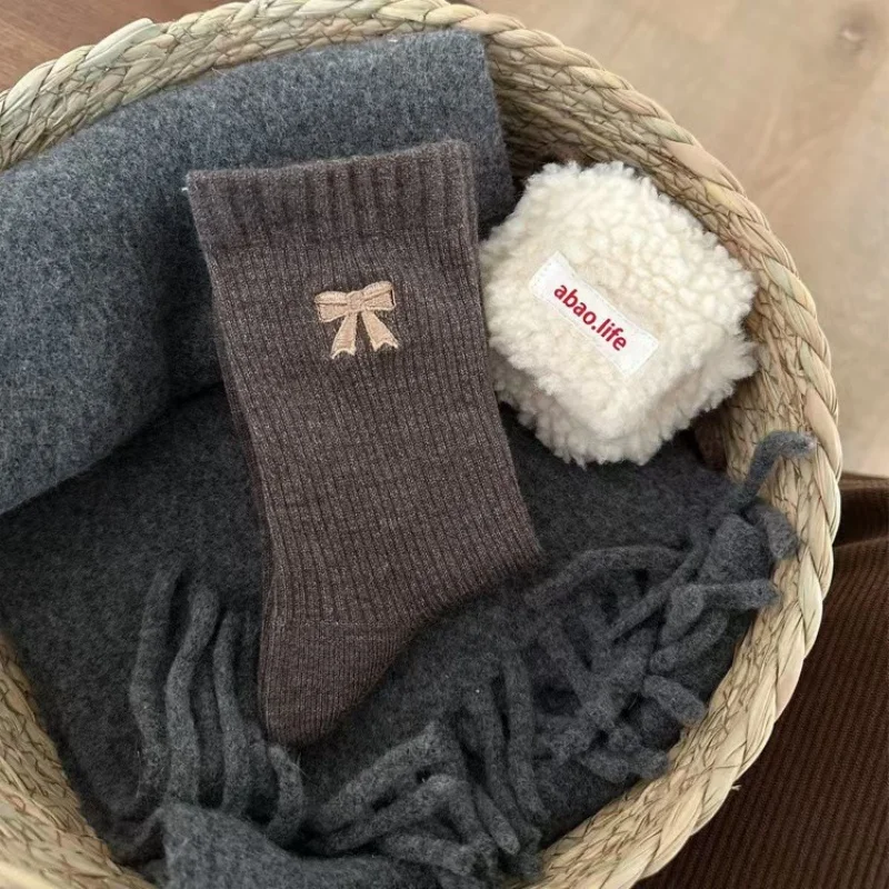 Meias bowknot, meias femininas de estilo coreano outono e inverno quentes de pelúcia retrô meias de cano médio, meias femininas marrons de cano médio