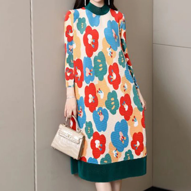 Geplooide silhouet elastische jurk met een vleesblokkerend ontwerp, handgemaakte geplooide maxi-jurk met bloemknop