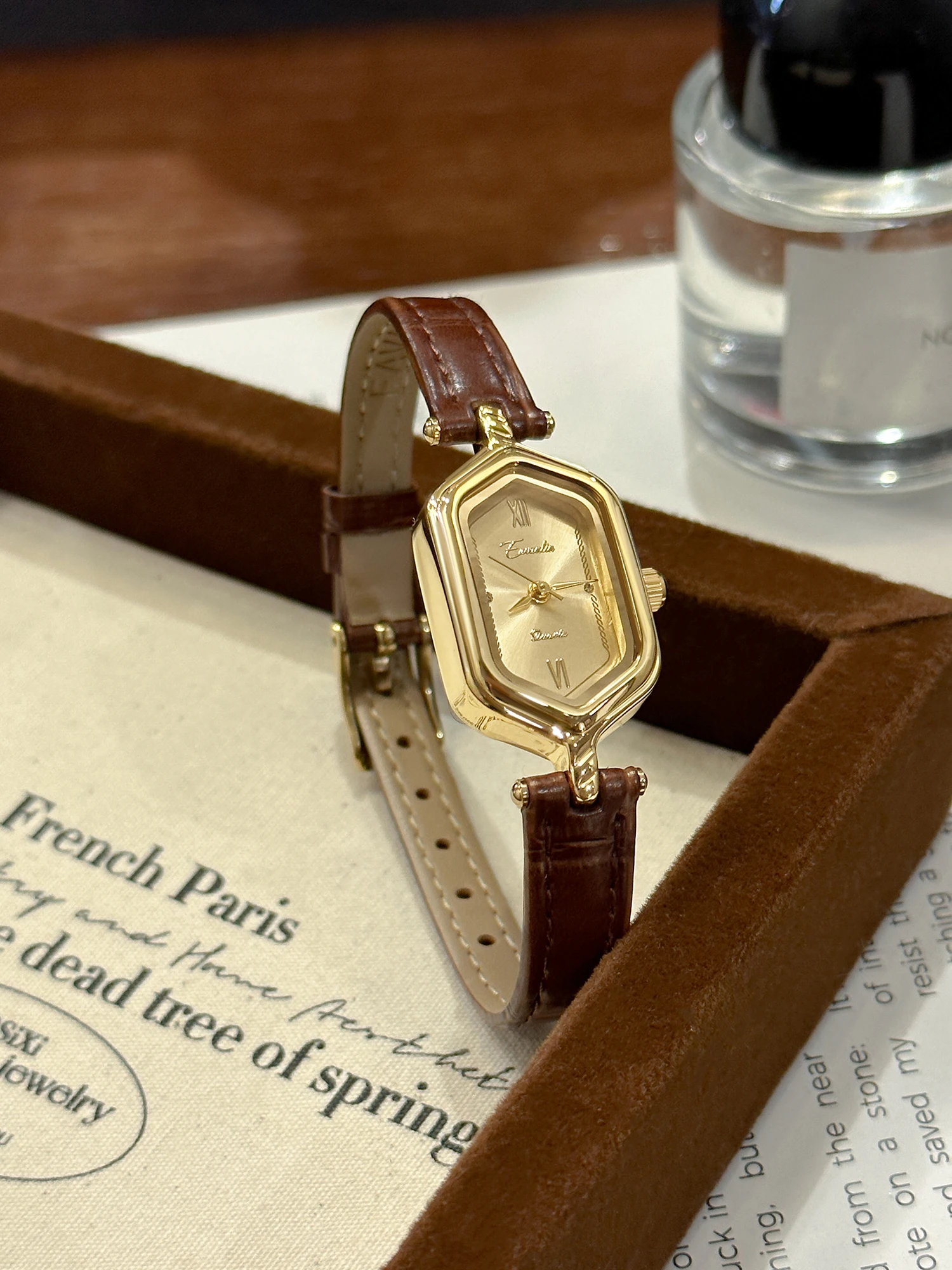 Elegant women's watch light luxury design for female students retro small dial, vintage ladies' watch gift, women's luxury watch