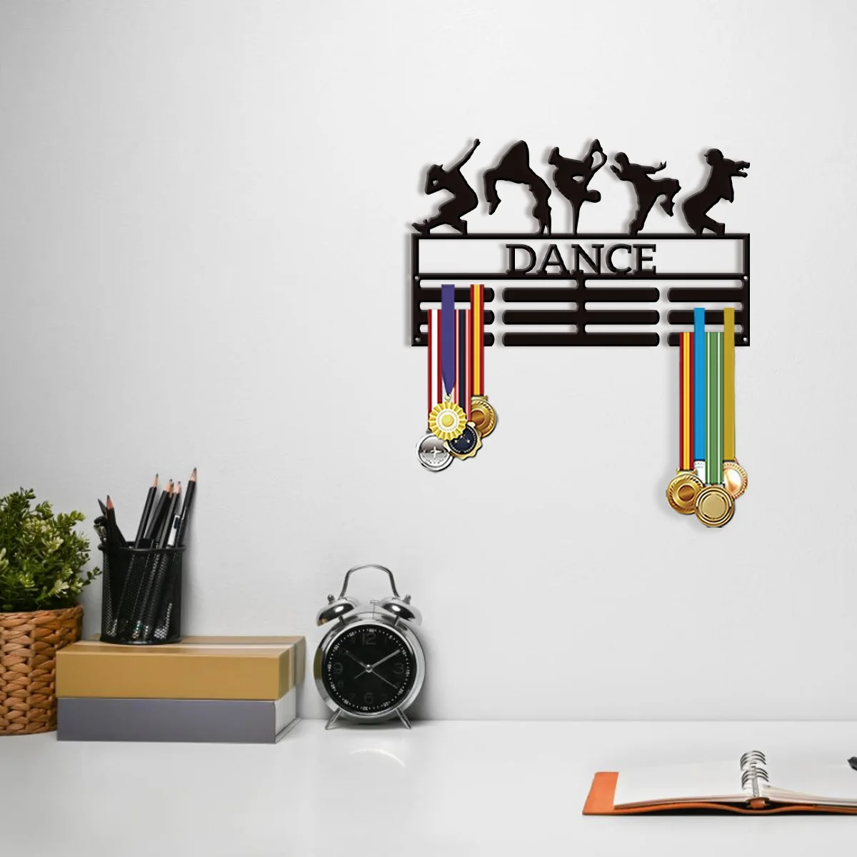 Modernes Minimalistisches Anpassbares Streetdance-Medaillen-Displayregal Wandmontiertes Metall-Medaillen-Aufbewahrungsregal Sportliches Muster Retro-Tropen-Design