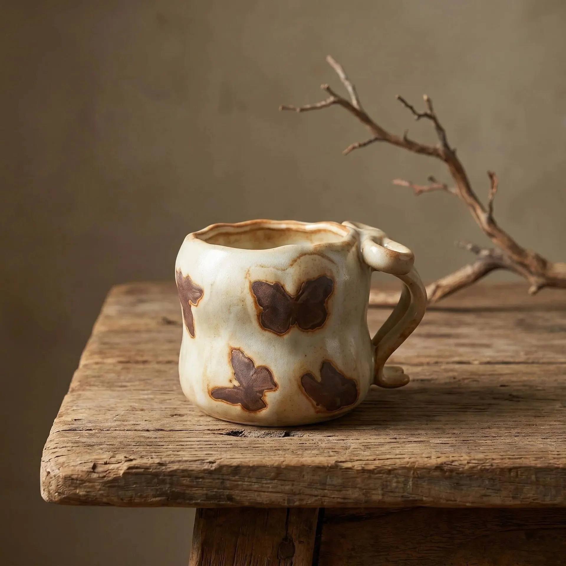 Koffiekop in vintage stijl, gemaakt door middel van een draaibank, in de vorm van een boog. Keramische mok voor thuis of op kantoor, geschikt voor koppels.